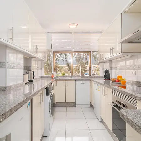 Spacious 2 Bdr Heated Pool, Garage Apartment Playa de las Americas (Tenerife)