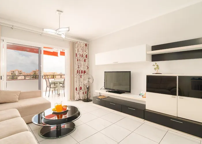 Spacious 2 Bdr Heated Pool, Garage Apartament *