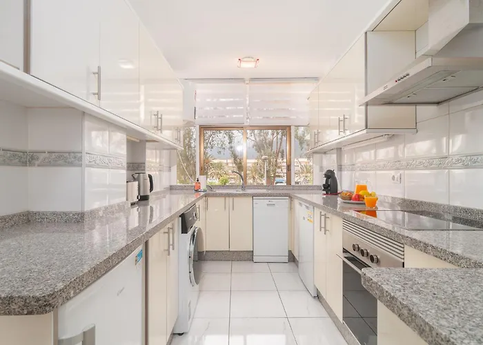 Spacious 2 Bdr Heated Pool, Garage Apartament Playa de las Americas (Tenerife)