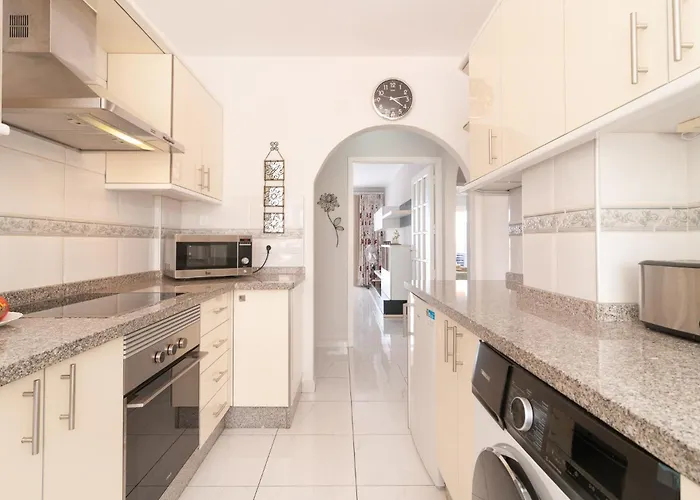 Apartament Spacious 2 Bdr Heated Pool, Garage Playa de las Americas (Tenerife)